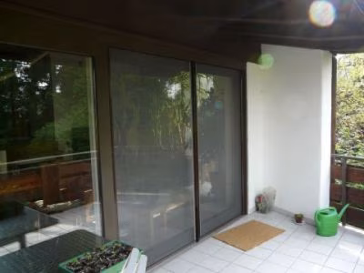 Wir haben das Rollo für unsere große Balkontür vor gut einem Jahr gekauft. Der Einbau war ziemlich problemlos, bei einer Rückfrage hat der Support super geklappt. Alles funktioniert noch wie am ersten...